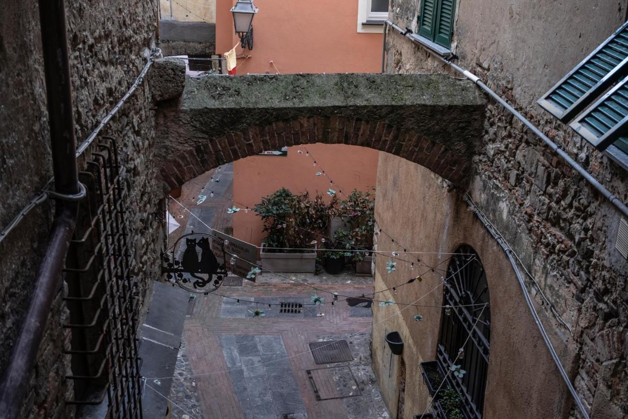 Hotel Archivolto Del Teatro Albenga Exterior foto